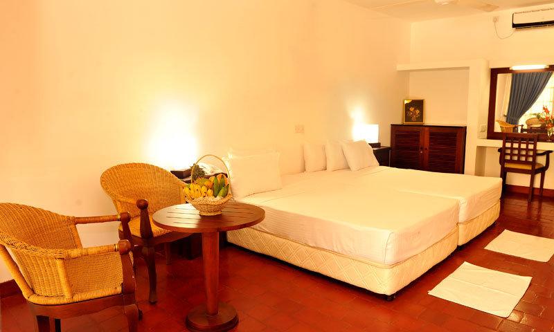 Catamaran Beach Hotel Negombo Bagian luar foto