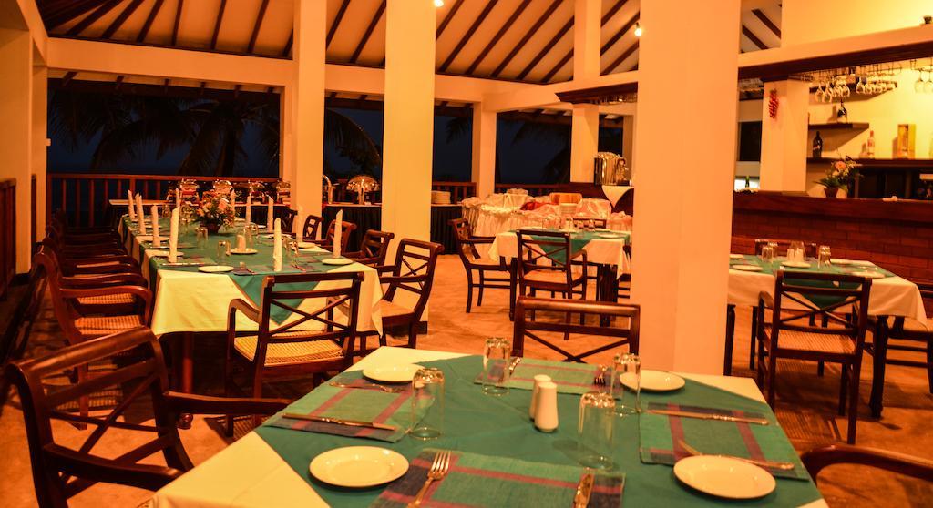 Catamaran Beach Hotel Negombo Bagian luar foto